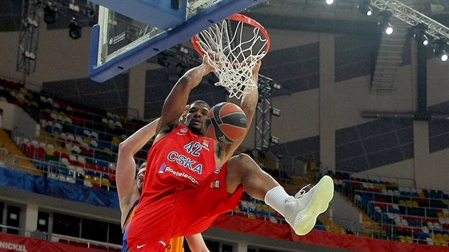 Kyle Hines z CSKA Moskva smeuje kolem Ondeje Balvna z Gran Canarie.