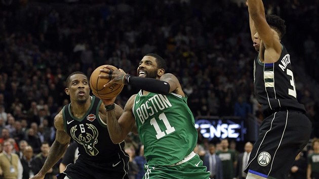 Kyrie Irving (11) z Bostonu najd mezi Ericem Bledsoem (6) a Janisem Adetokunbem z Milwaukee.