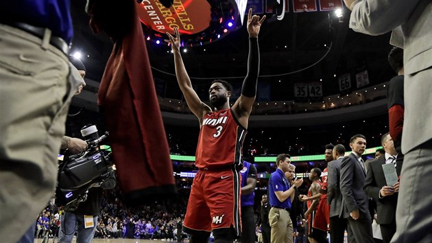 Dwyane Wade z Miami se lou s fanouky Philadelphie.