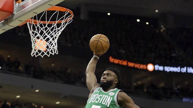 Jaylen Brown z Bostonu smeuje proti Milwaukee.