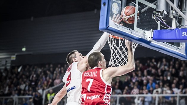 Mateusz Ponitka (vlevo) z Polska blokuje Jakova Mustapie z Chorvatska.