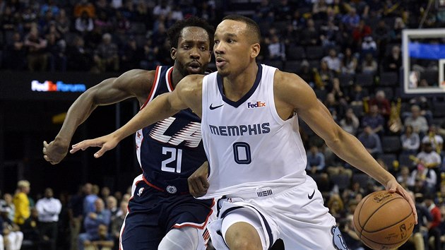 Avery Bradley (0) z Memphisu to kolem Patricka Beverleyho (21) z LA Clippers.