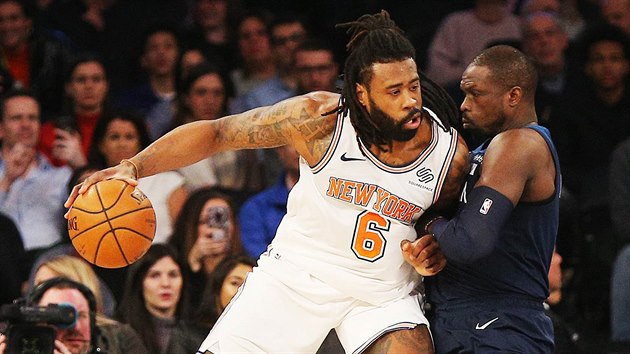 DeAndre Jordan (vlevo) z New Yorku se tla do Luola Denga z Minnesoty.