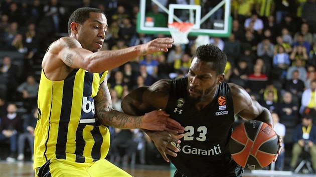 Toney Douglas (vpravo) z Darssafaky to kolem Ericka Greena z Fenerbahce.