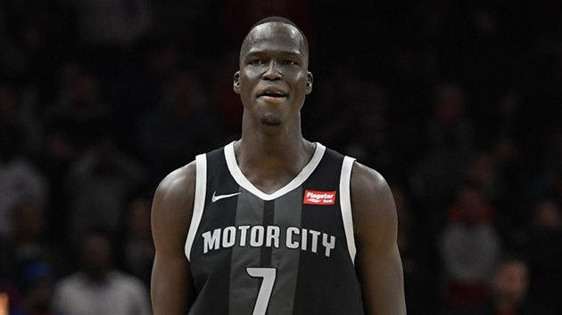 Thon Maker (7) z Detroitu trefil vtznou trojku proti Atlant.