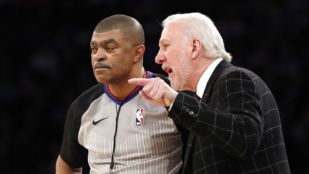 Gregg Popovich, trenr San Antonia, domlouv rozhodmu Tonymu Brothersovi.