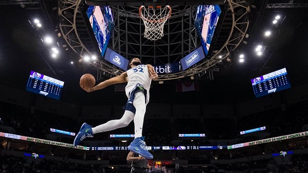 Karl-Anthony Towns z Minnesoty smeuje proti Sacramentu.