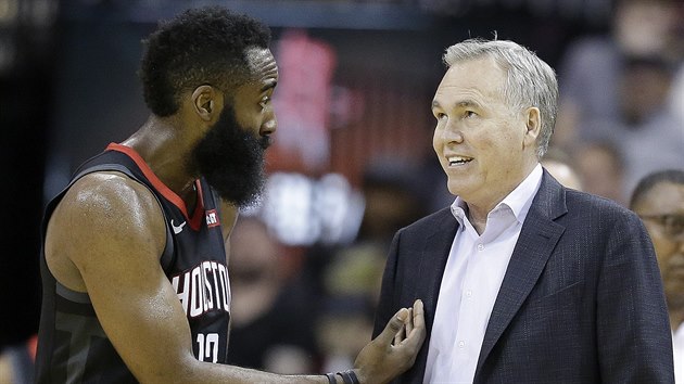 James Harden z Houstonu si m co vysvtlovat s trenrem Mikem D'Antonim.