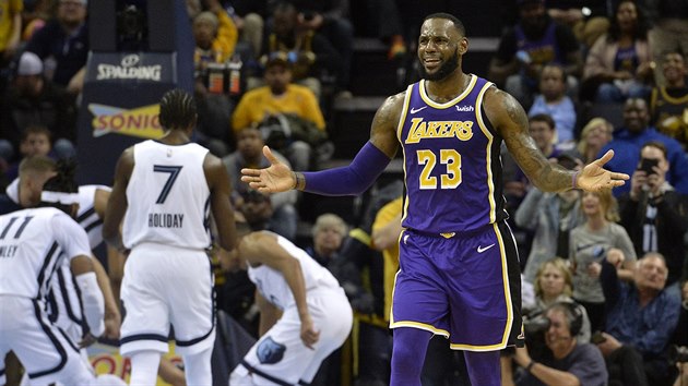 LeBron James (23) z LA Lakers je frustrovan vvojem zpasu s Memphisem.