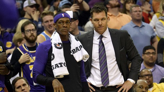 Rajon Rondo (vlevo) z LA Lakers a jeho trenr Luke Walton