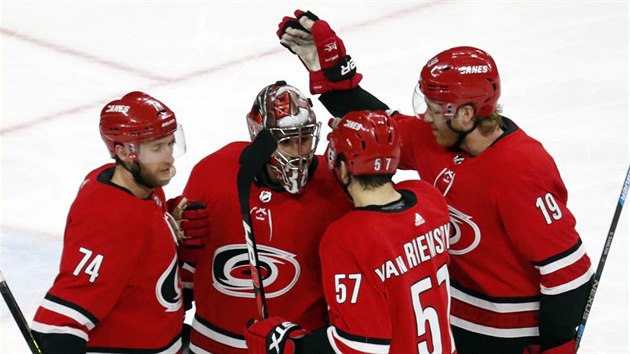 Petr Mrzek vychytal Carolin vhru, oslavuj ho  Jaccob Slavin (74), Trevor van Riemsdyk (57) a Dougie Hamilton (19).