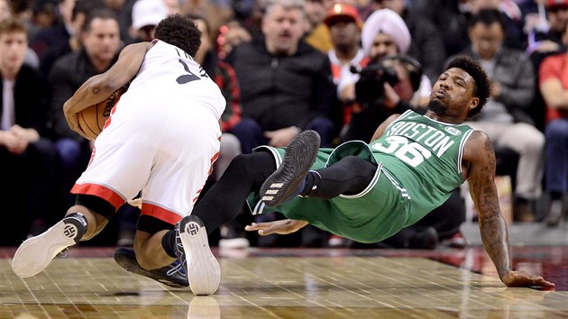 Marcus Smart (vpravo) z Bostonu pad po souboji s Kylem Lowrym z Toronta.