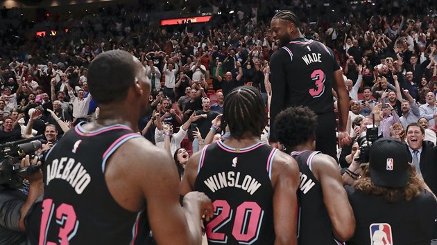 Dwyane Wade z Miami slav se spoluhri a fanouky vtznou trojku proti Golden State.