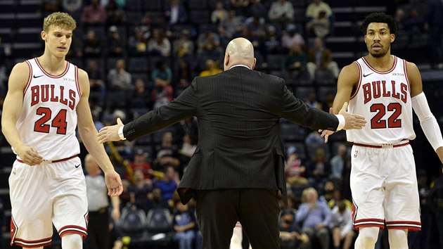 Chicagsk trenr Jim Boylen povzbuzuje Lauriho Markkanena (24) a Otto Portera Jr. (22).