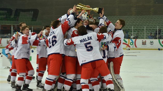 Čeští hokejisté slaví triumf na Evropském olympijském festivalu mládeže,