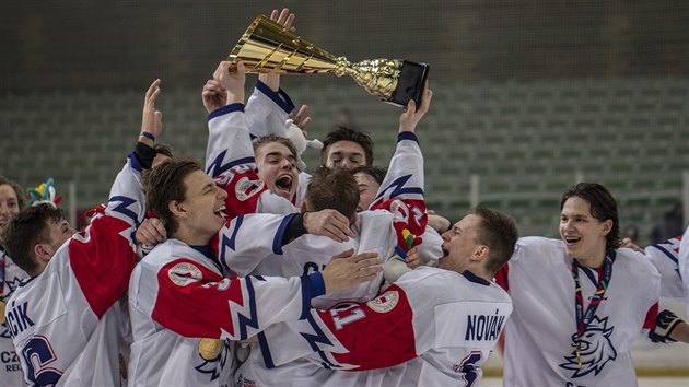 Čeští hokejisté slaví triumf na Evropském olympijském festivalu mládeže.