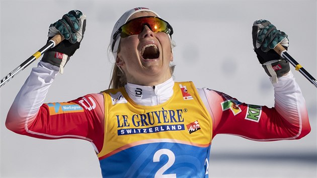 Norsk bkyn na lych Therese Johaugov slav v cli skiatlonu na patnct kilometr na mistrovstv svta v Seefeldu.