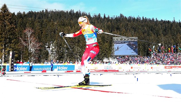 Norsk bkyn na lych Therese Johaugov slav triumf ve skiatlonu na patnct kilometr na mistrovstv svta v Seefeldu.