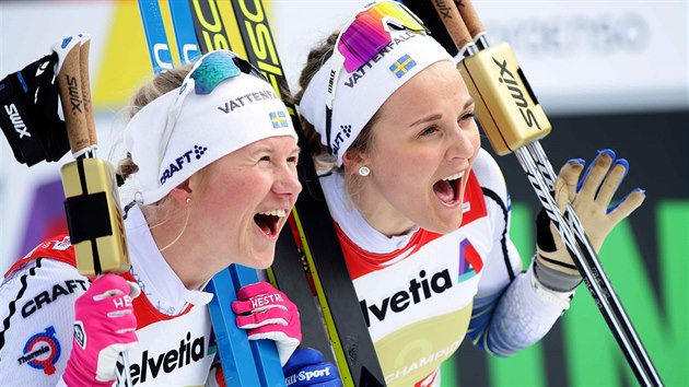 Švédské běžkyně na lyžích Stina Nilssonová a Maja Dahlqvistová slaví triumf ve sprintu dvojic na mistrovství světa v Seefeldu.