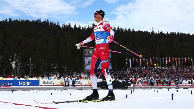 Norsk bec na lych Johannes Hsflot Klaebo v cli sprintu dvojic na MS v Seefeldu.