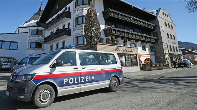 Policejn automobil v Seefeldu, kde probhla dopingov razie na MS v klasickm lyovn.