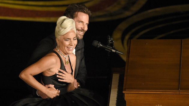 Lady Gaga a Bradley Cooper pedvedli na slavnostnm ceremonilu nominovanou pse Shallow ze snmku Zrodila se hvzda. Pse si o nkolik minut pozdji Oscara skuten odnesla. (24. nora 2019)