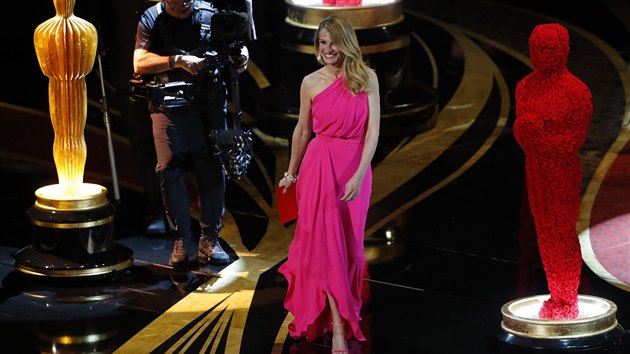 Julia Robertsová přichází na pódium s obálkou, která nese zatím utajené jméno nejlepšího snímku roku (24. února 2019).