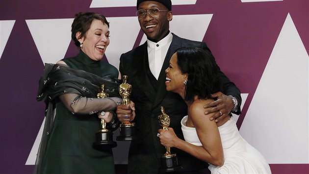 Tři herci, tři ceny. Společně se ze svých Oscarů radují Olivia Colmanová, Mahershala Ali a Regina Kingová (24. února 2019).