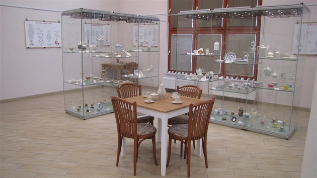 Výstava Z formy na stůl v Muzeu Náchodska představuje porcelán i jeho výrobu.