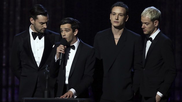Kapela The 1975 si na Brit Awards pila pevzt cenu pro nejlep skupinu a pozdji i ocenn pro album roku. (Brit Awards, 20. nora 2019)