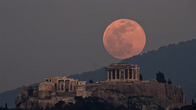 Ještě ikoničtější je snímek superúplňku nad řeckou Akropolí. Toto vděčné panorama využívají fotografové při snímání řady vesmírných úkazů.
