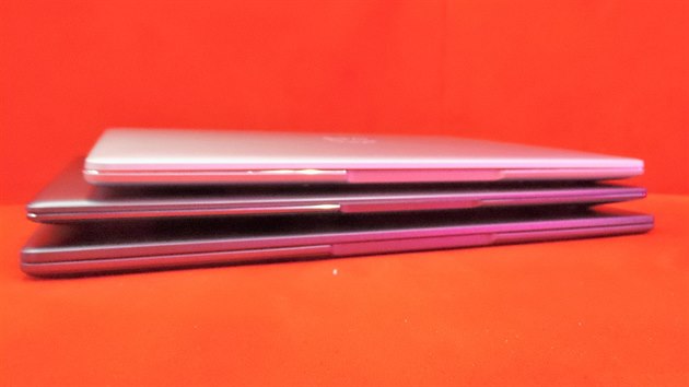 Na prvn pohled a zvl᚝ lze jednotliv notebooky Huawei pro rok 2019 tk odliit. Pokud je ale naskldme na sebe, rozdly se hned projev. Shora MateBook 13, X Pro a 14.