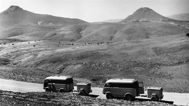 Prvn cestu podnikli Ji Hanzelka a Miroslav Zikmund v letech 194750 s vozem Tatra 87. Na druhou expedici (195964) pak vyrazili dvma specily T 805.