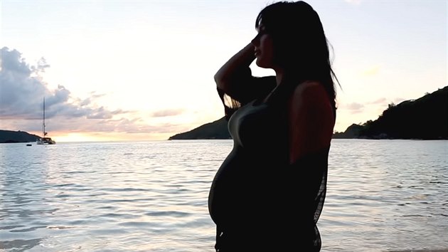 Těhotná Ewa Farna ve videoklipu k písni Ta o nás, který zveřejnila 25. února 2019.