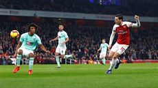 Mesut Özil (vpravo) z Arsenalu dává gól v utkání proti Bournemouthu. Vlevo je...