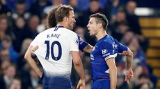 Harry Kane z Tottenhamu se hádá s Cesarem Azpilicuetou z Chelsea.