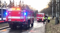 V Praze se srazila dodávka a ti hasiská auta, která jela se zapnutými majáky...