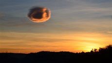 S postupujícím západem slunce se mnil tvar oblaku i vyznní nevední scény.