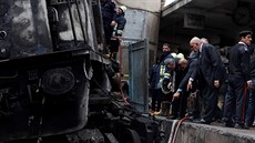 Vykolejený a oho�elý vlak na káhirském nádra�í. P�i výbuchu lokomotivy zem�elo...