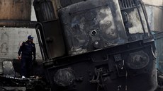 Vykolejený a oho�elý vlak na káhirském nádra�í. P�i výbuchu lokomotivy zem�elo...