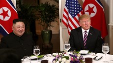 Pracovní večeře amerického prezidenta Donalda Trumpa a severokorejského vůdce...
