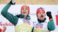 N�me�tí sdru�ená� Eric Frenzel (vlevo) a Fabian Riessle slaví zlatou medaili z...