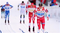 Norský bec na lyích Johannes Hoesflot Klaebo (v popedí) na trati závodu...