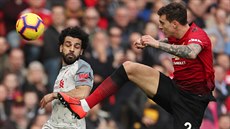 Mohamed Salah z Liverpoolu (vlevo) a Victor Lindelof z Manchesteru United...