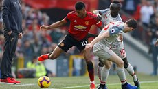 Marcus Rashford z Manchesteru United (v erveném) se snaí prosadit proti...