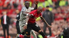 Sadio Mané z Liverpoolu (vlevo) zezadu napadá Ashleyho Younga z Manchesteru...