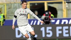 Cristiano Ronaldo z Juventusu se napahuje ke stele v zápase s Boloou.