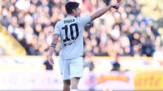 Paulo Dybala z Juventusu slaví svou trefu v zápase s Bolo�ou.