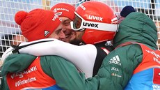 Němečtí skokani na lyžích se radují ze zisku titulu mistrů světa v závodě...