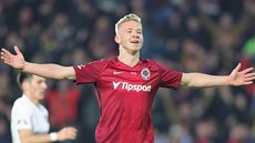 Václav Drchal ze Sparty (vpravo) slaví svou trefu v utkání s Baníkem Ostrava.